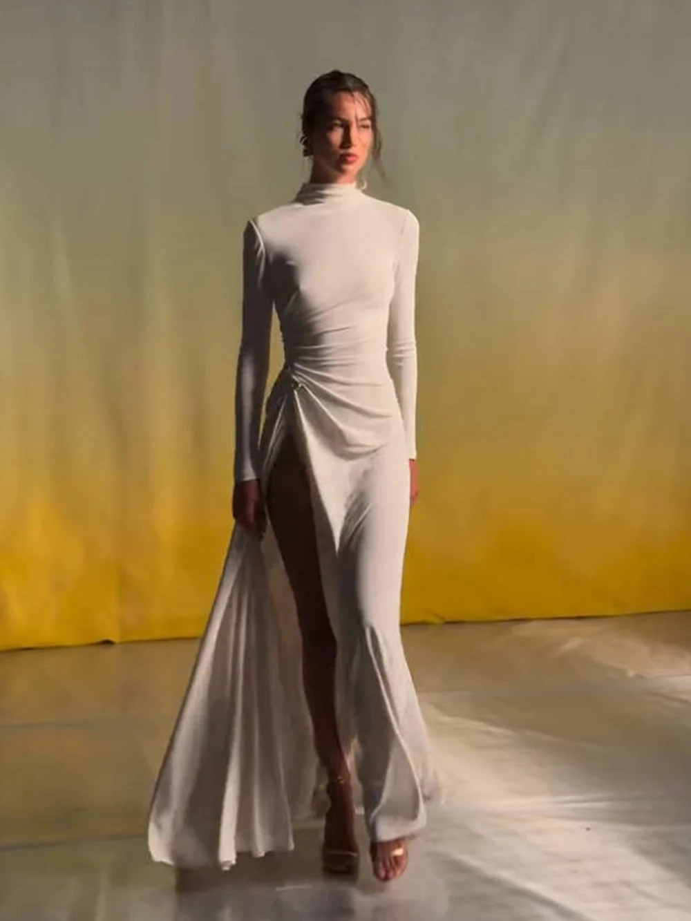 الخريف والشتاء الملابس النسائية الآسيوية الجديدة الأبيض مثير بأكمام طويلة المعادن مزدوجة الكرة عالية الشق فستان للنساء #2