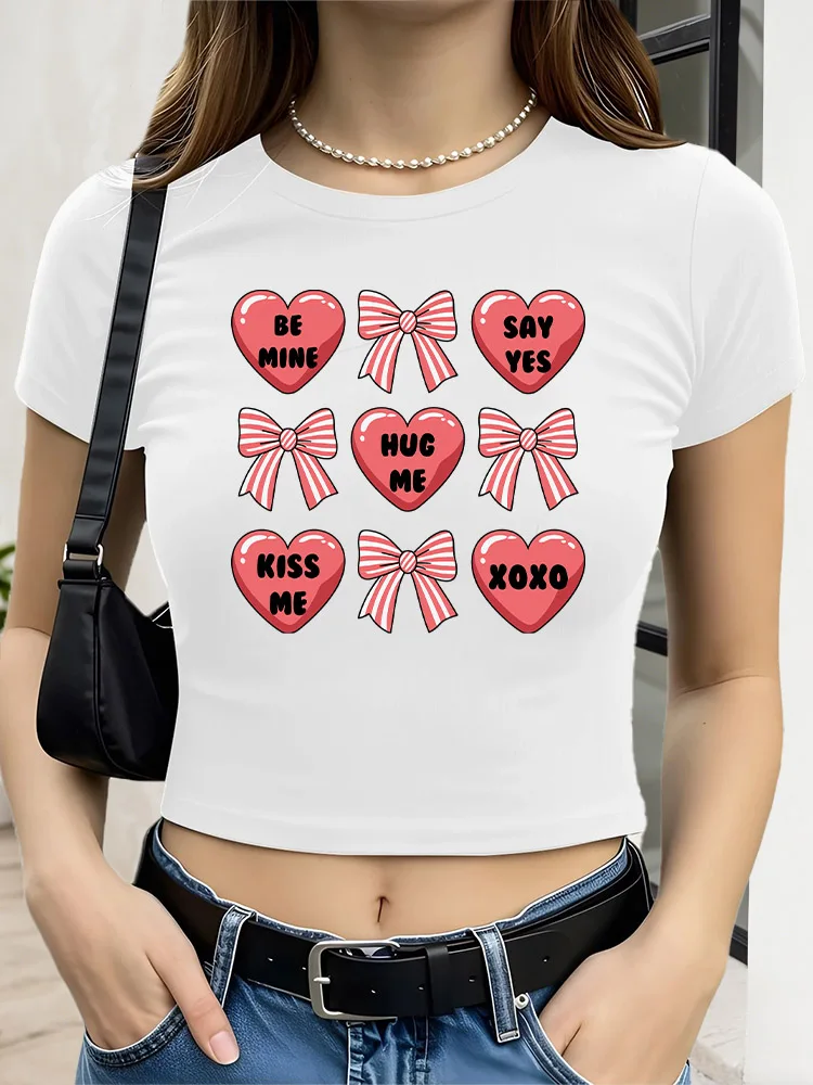 Krótki T-shirt damski z grafiką Hug Me, dopasowany krój, krótki rękaw, casualowy styl streetwear na wiosnę i lato.