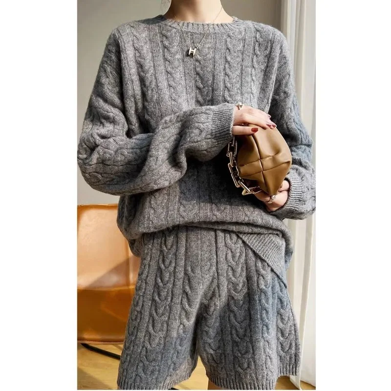 

2025 Women's Plus Size Autumn Two-Piece Set: Thickened Cable-Knit Sweater and Shorts, Round Neck, Long Sleeves, Slouchy Style