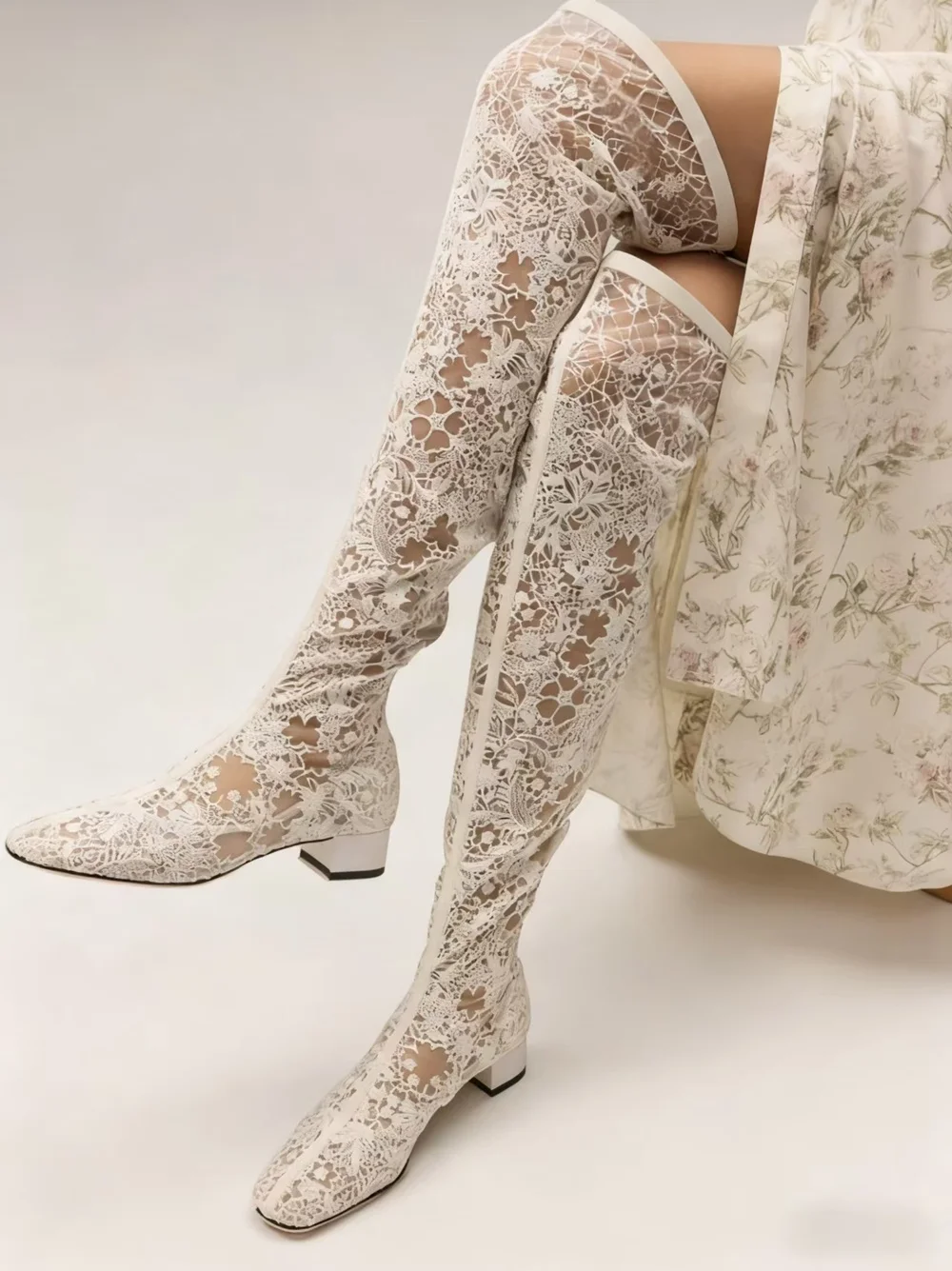 أحذية عاجية من الدانتيل فوق الركبة بكعب منخفض أنيق بمقدمة مدببة أحذية قماشية معقدة شفافة لمظهر الزفاف غريب الأطوار