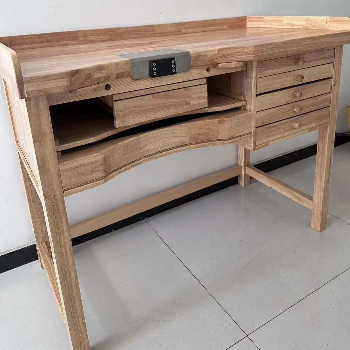 

Goldsmith workbench with easy-to-operate pump woodworking bench