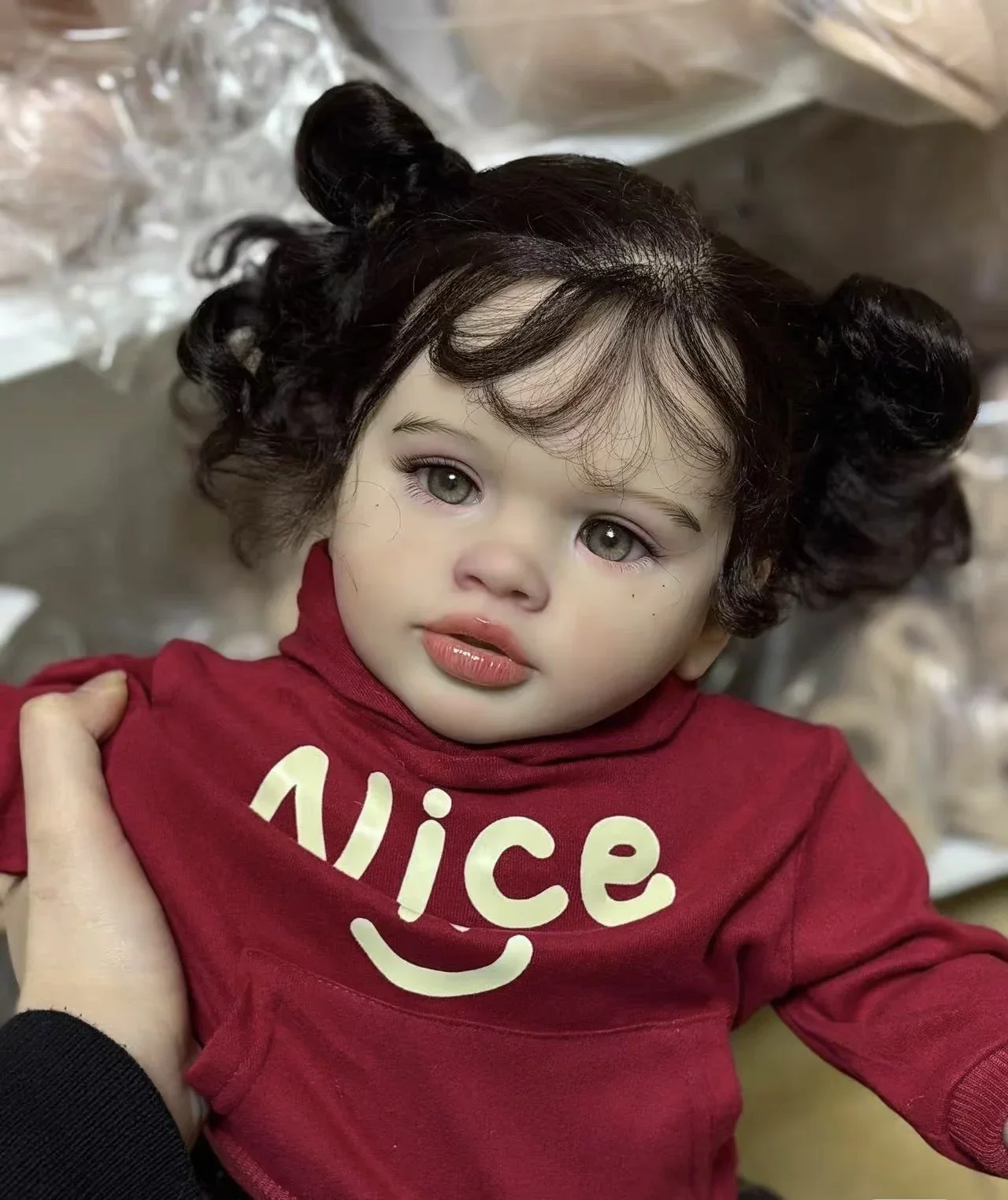 عرض St.Store قابل للتخصيص مقاس 26 بوصة من Reborn Baby Pippa مع شعر مجعد متجذر يدويًا مع دمية ذات فستان مختلف