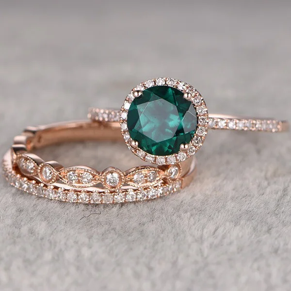 Nuevo producto de gran demanda en Europa y América: juego de tres anillos con piedras preciosas verdes incrustadas en oro rosa de 14 quilates.