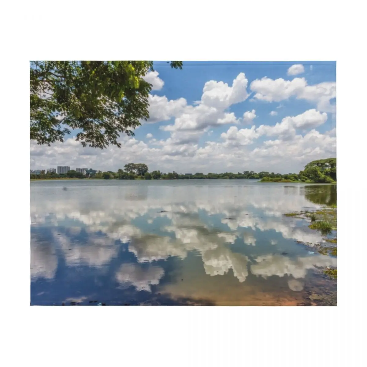 Облачные отражения в Inya Lake, Yangon, Myanmar. Плед из термофланелевой ткани. Роскошное пледы. Постельное белье. Одеяла.