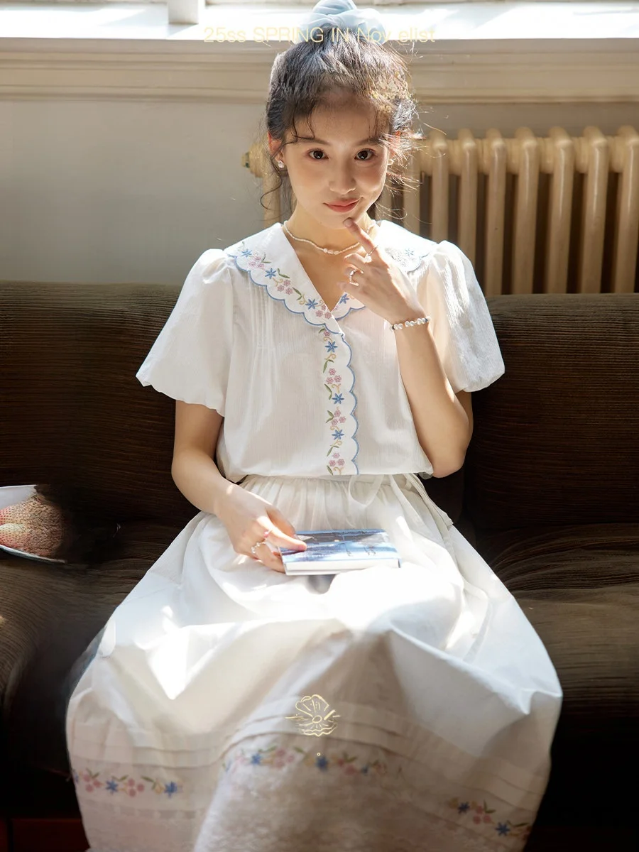 

Новинка Весна 2025: Модный хлопковый костюм-двойка (топ и юбка) в цвете «сладкий темно-синий» с цветочным принтом и воротником-стойкой, для офиса