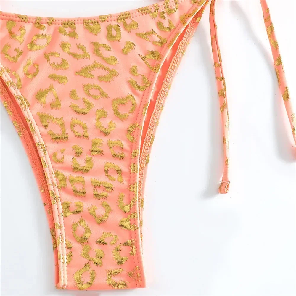 Conjunto de Bikini con estampado de microleopardo para Mujer, bañador Sexy con Tanga y cuello Halter, traje de baño triangular, 2024