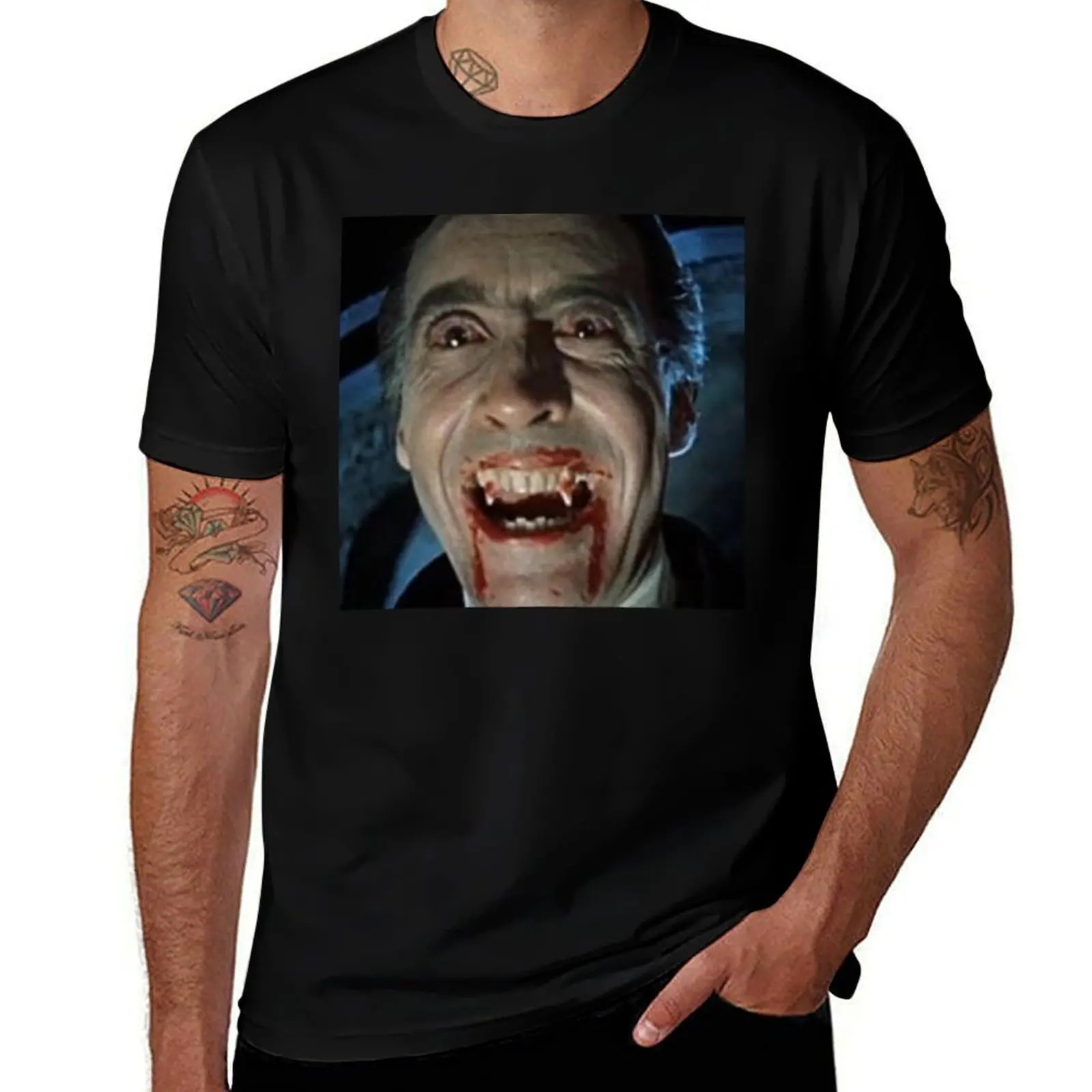 VAMPIRO. DRACULA. Christopher Lee en el papel principal de Drácula.1958. Camiseta Básica de Color Sólido y Manga Corta
