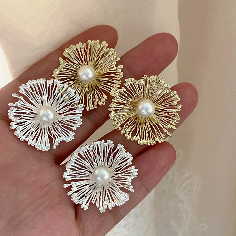 

Light Luxury Flowers Imitation Pearl Stud Earrings for Women Sweet Elegant Silver Color Metal Earring Fashion Jewelry Gifts