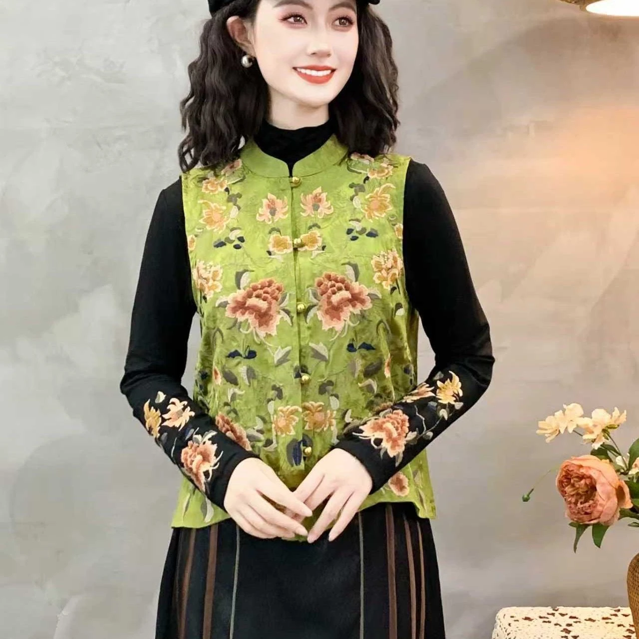 

Новый китайский этнический костюм с вышивкой цветов: безрукавка в стиле Тан, ханьфу, ципао, женский жилет, свободная куртка, праздничный наряд на Новый год