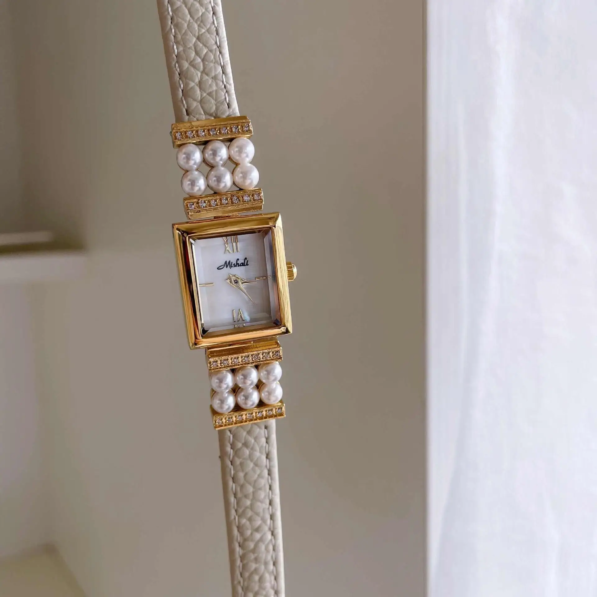 

Elegant women's wristwatch, pearl watch leather strap small square watch, gold watch, retro and luxurious style, women's series.