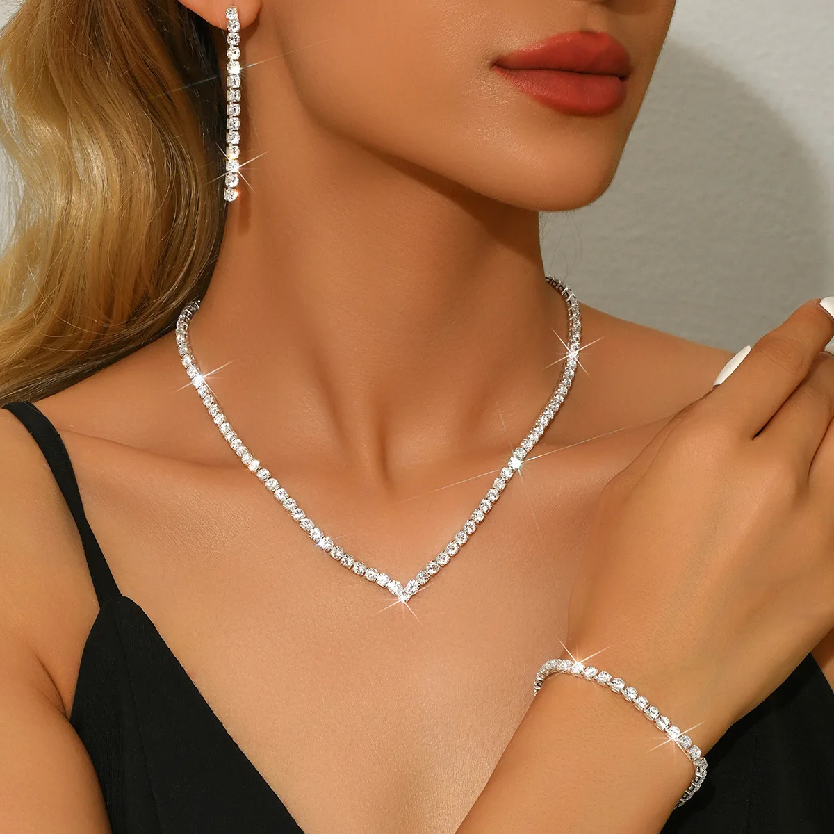 مجموعة أزياء أوروبية وأمريكية كاملة من حجر الراين وأقراط وسوار، مجموعة من ثلاث قطع من سلسلة مخلب حجر الراين الكاملة الأكثر مبيعًا في أمازون