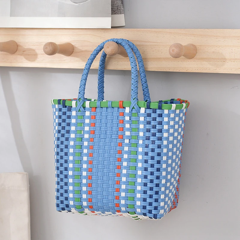 Handgewebter Korb im Ethno-Stil, gewebte Tasche, farblich kontrastierende gewebte Kunststofftasche, kontrastfarbene Stroh gewebte Tasche, Handtasche für Damen