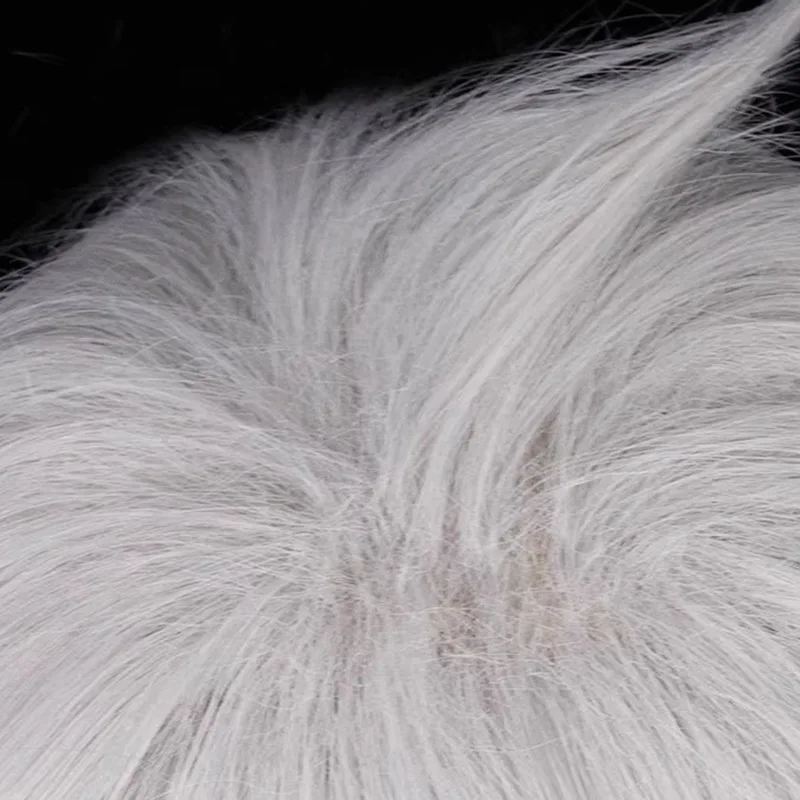 วิกผมคอสเพลย์สีขาวของนักพยากรณ์คนที่ห้า ภายใต้ความจริง อยู่ในสภาพที่ผมชี้ฟูที่ส่วนบน