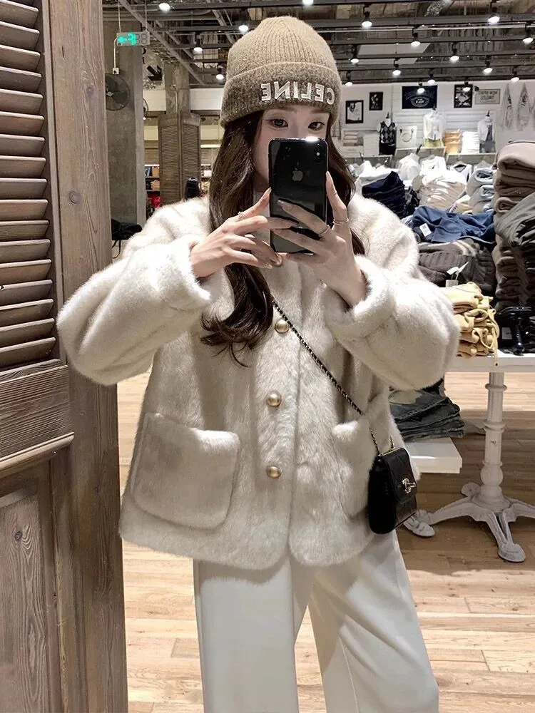سترة نسائية شتوية من فرو المنك باللون الأبيض الكريمي سترة مبطنة بالفرو الصناعي خالية من القسوة ملابس خارجية قصيرة منفوشة دافئة