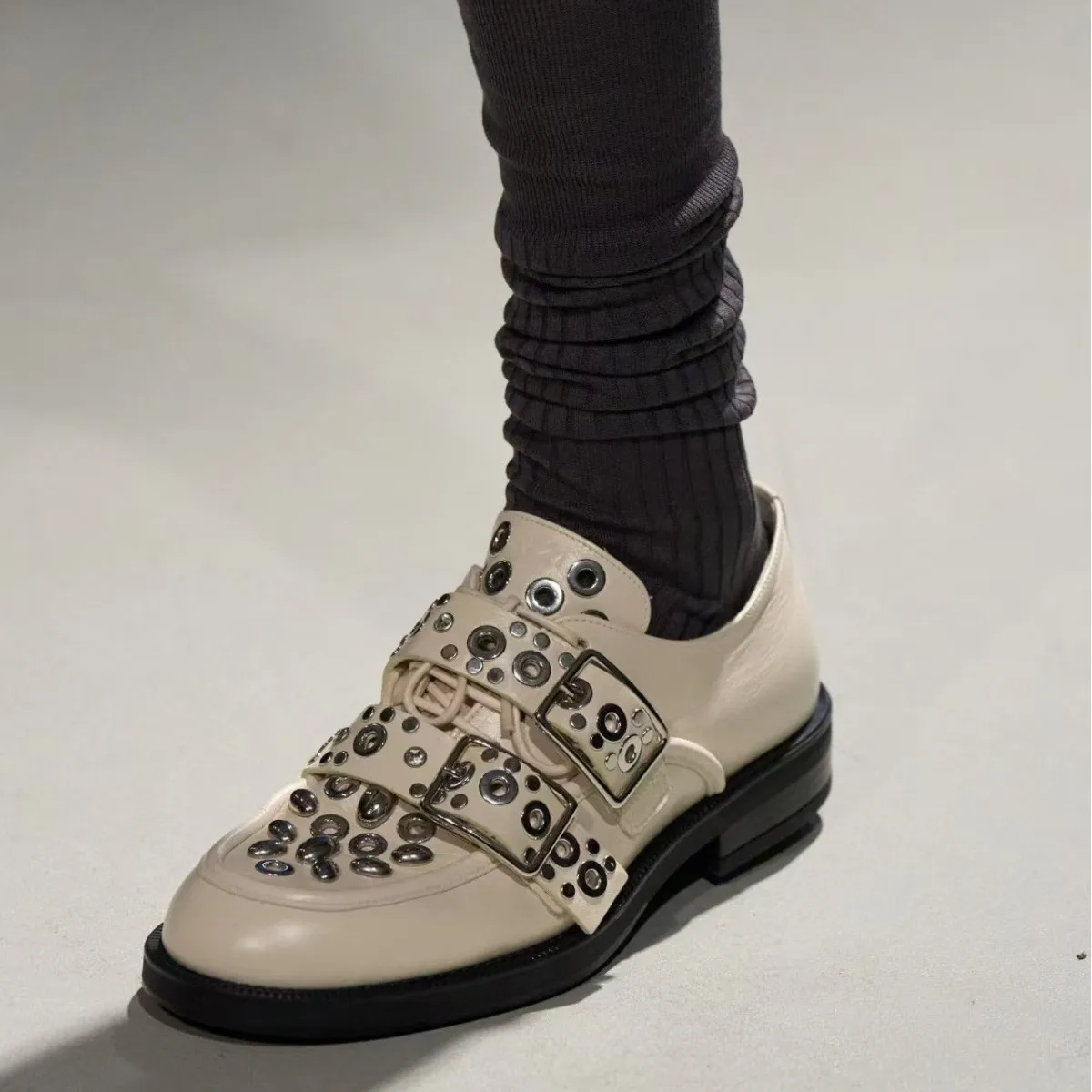 

Женские кожаные туфли на плоской подошве с шипами, подиум 2026, белые/синие/черные лоферы с пряжками и круглым носком, роскошное дизайнерское повседневное платье