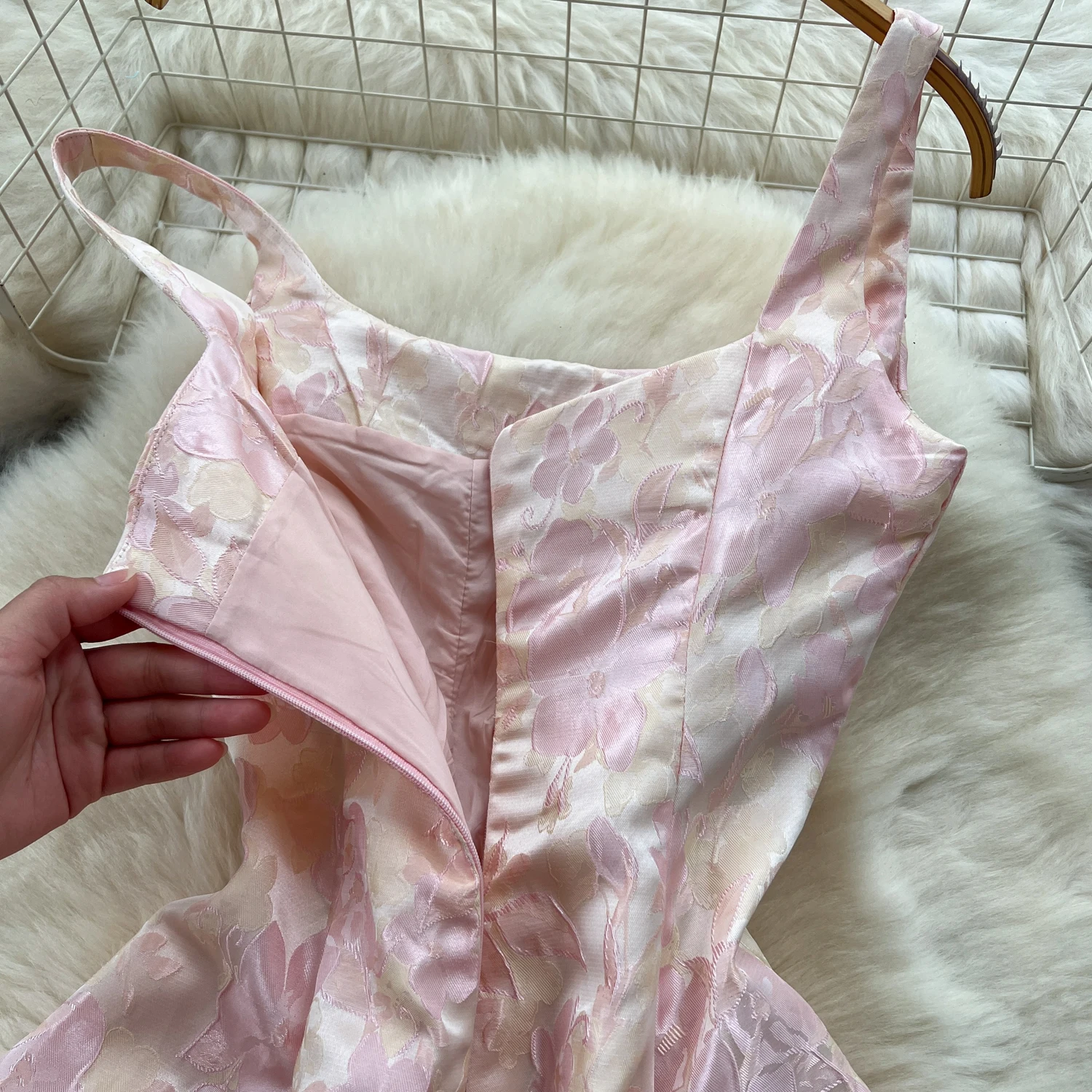 فستان ماكسي نسائي صيفي موديل 2025 من قماش الجاكار بتصميم كلاسيكي من قماش الجاكار بقصة ضيقة وخصر منتفخ ومزاجية