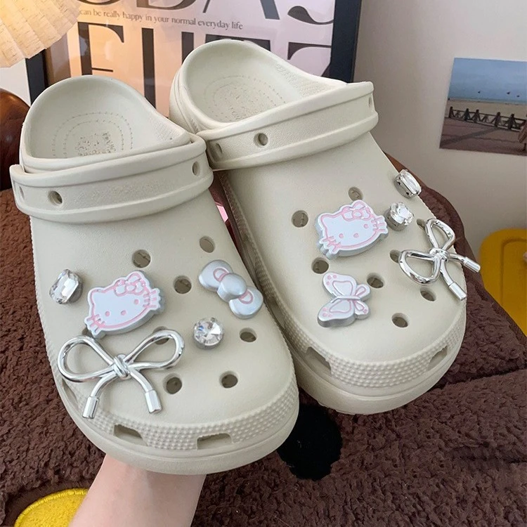 MINISO Hello Kitty ensemble de breloques de chaussures argentées décorations en plastique de dessin animé mignon pour sabots et sandales cadeau parfait pour garçon fille