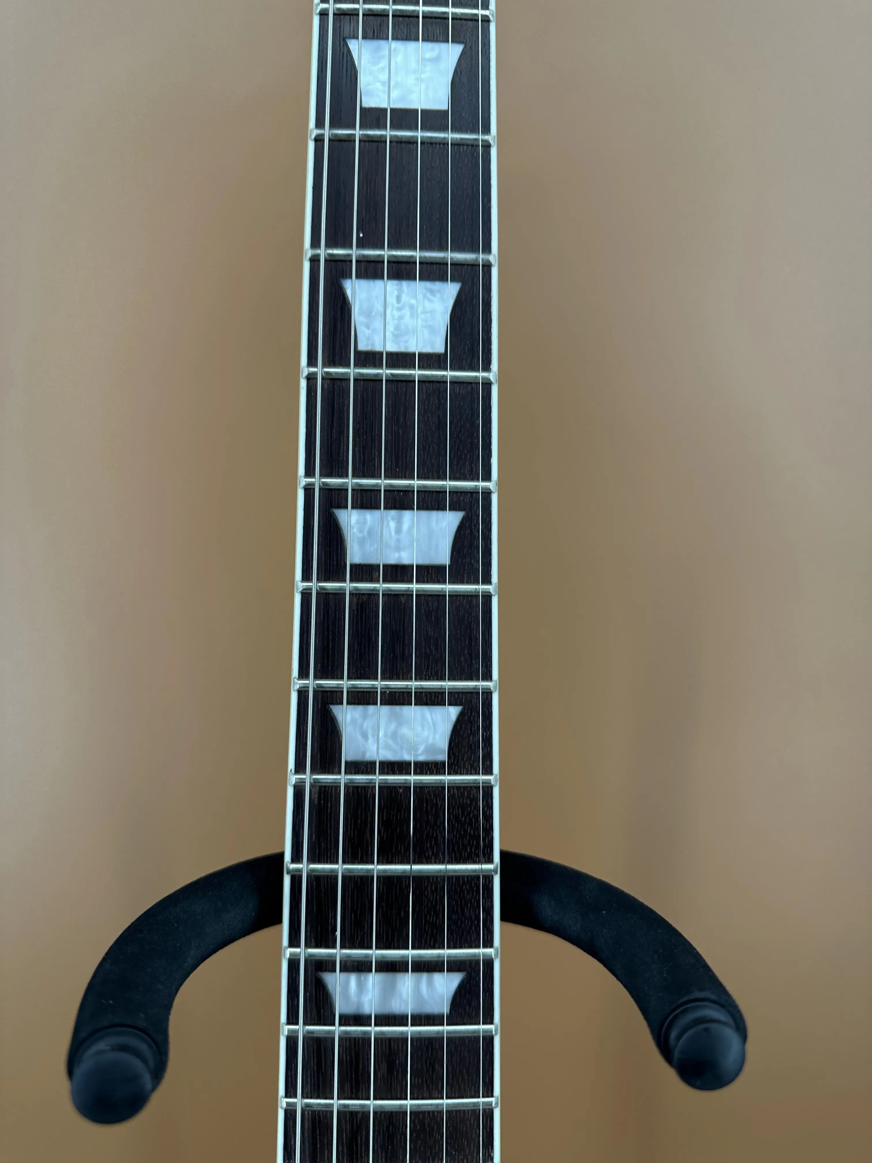 جيتار كهربائي أسود مع بيك اب H-H، جسم من خشب الكرز، لوح فريتس من خشب الورد، إكسسوارات فضية، هدية عيد الميلاد شحن مجاني