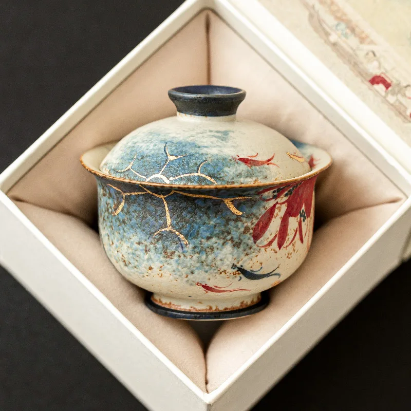كوب شاي بغطاء أحمر من حجر النار باللونين الأزرق والأبيض مع تصميم ذهبي لوتس وكوي على شكل سمكة، وعاء شاي بغطاء، كونغ من السيراميك