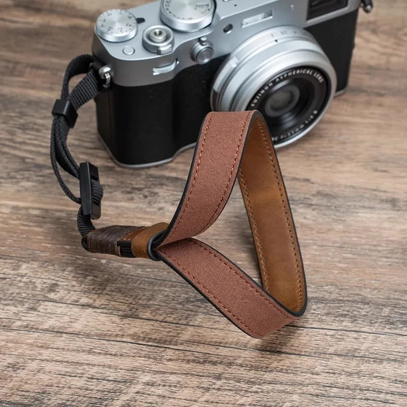 Pasek na nadgarstek do aparatu FUJIFILM XM5, SONY A7M4, ZVE10, NIKON ZF, Z30, CANON R50, R10. Dekoracyjne akcesoria z prawdziwej skóry — zdjęcie produktu 4