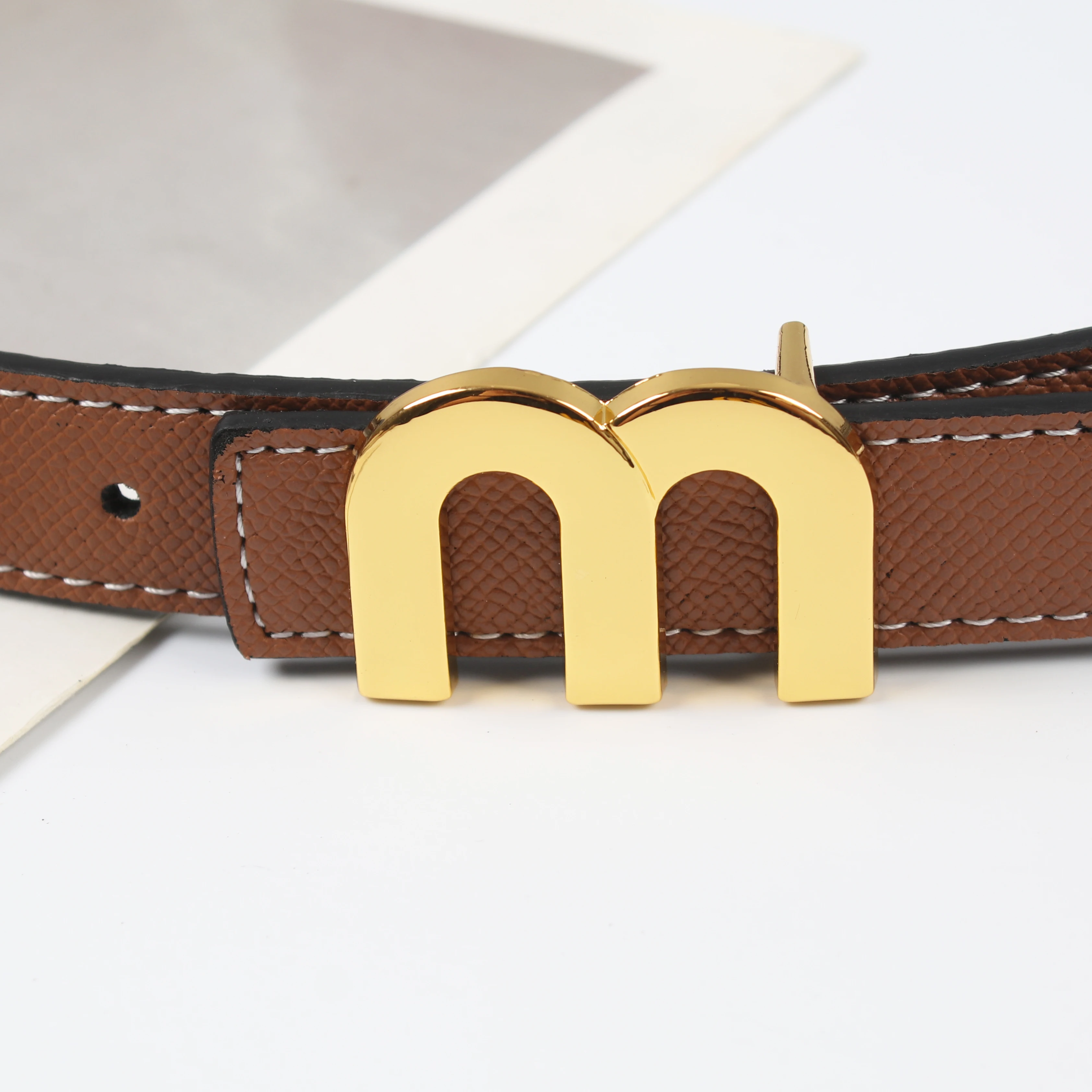 Der neue beidseitig verwendbare, glatte Schnalle, hochwertiger 2,3 cm Leder-Gürtel, modischer Trend, vielseitiger, dekorativer, dünner Rindsleder-Hosen-Gürtel. – Detail 7