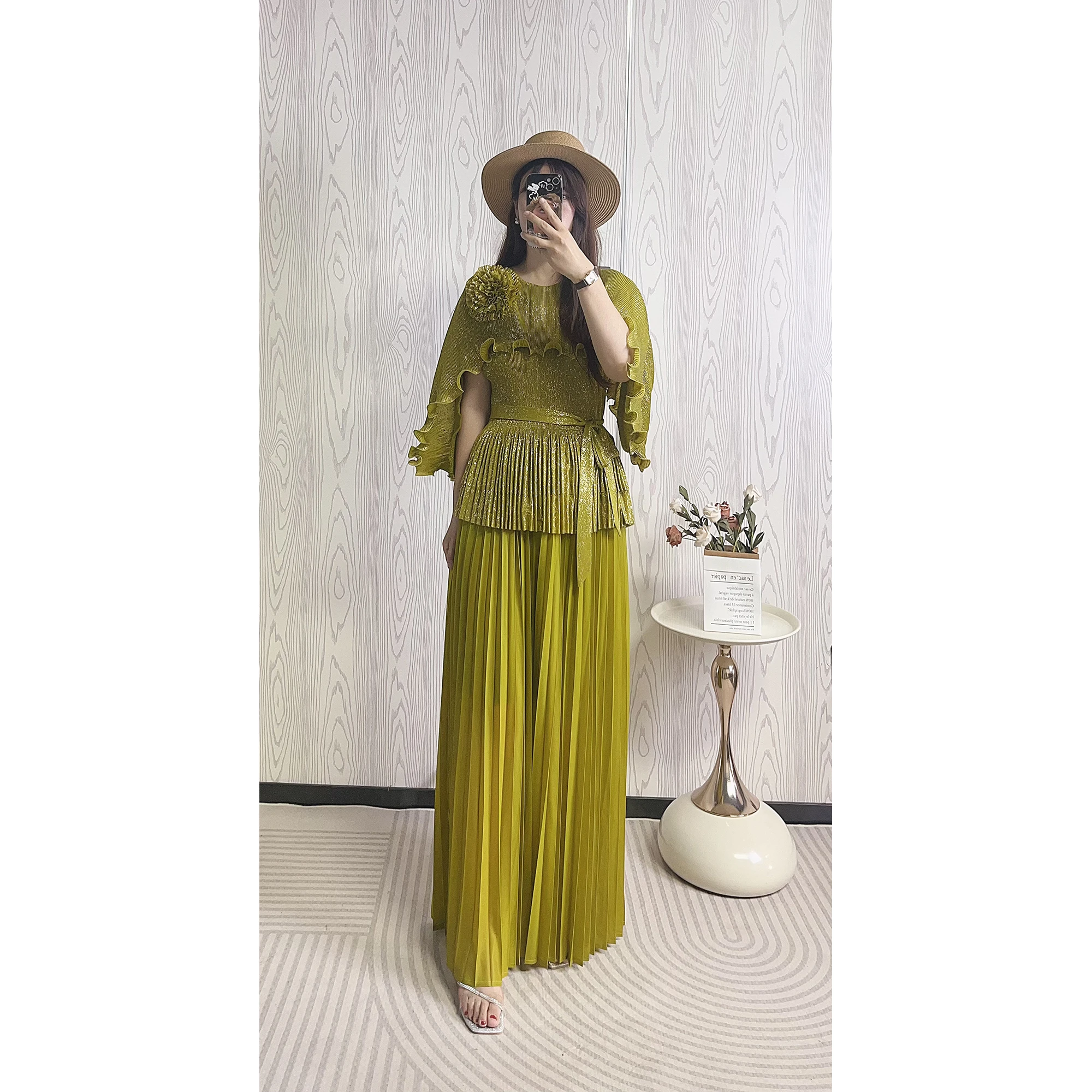 

Модный комплект из двух предметов: плиссированная юбка с золотой отделкой и деревянными элементами, для женщин от 35 лет, осенняя коллекция.