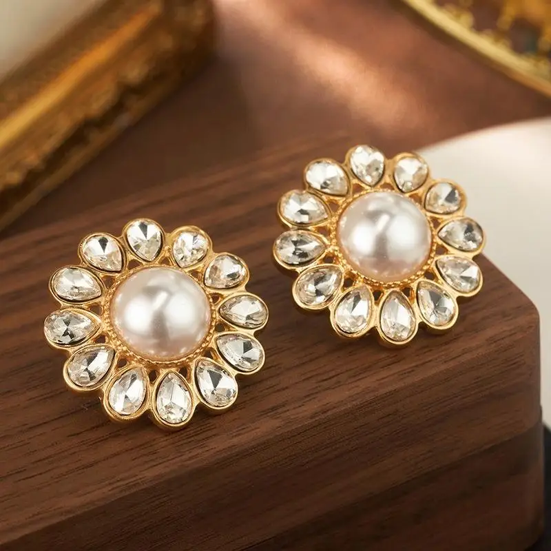 

Luxury Flowers Golden Earrings White Pearl Stud Earrings For Women Charms Stud Earrings