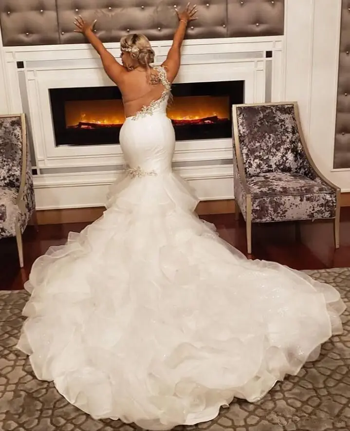 Customized 2023 Mermaid Wedding Dress One Shoulder Lace Crystal Beads Feather Ruffles Tiered Bridal Gowns Robe De Marriage YMW58