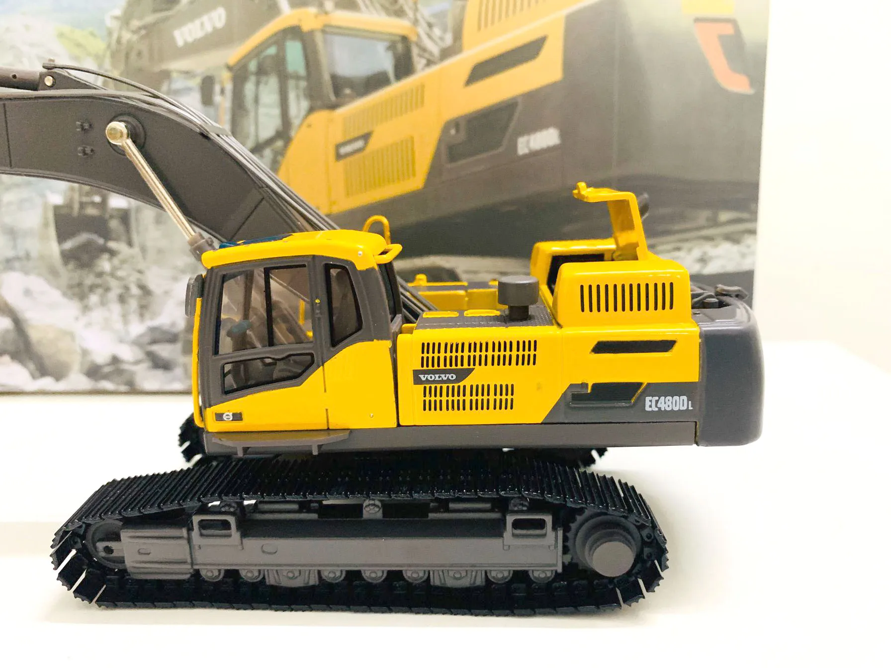 EC480D Crawler Excavator 1:50 Scale DieCast Collectible Model New in Box