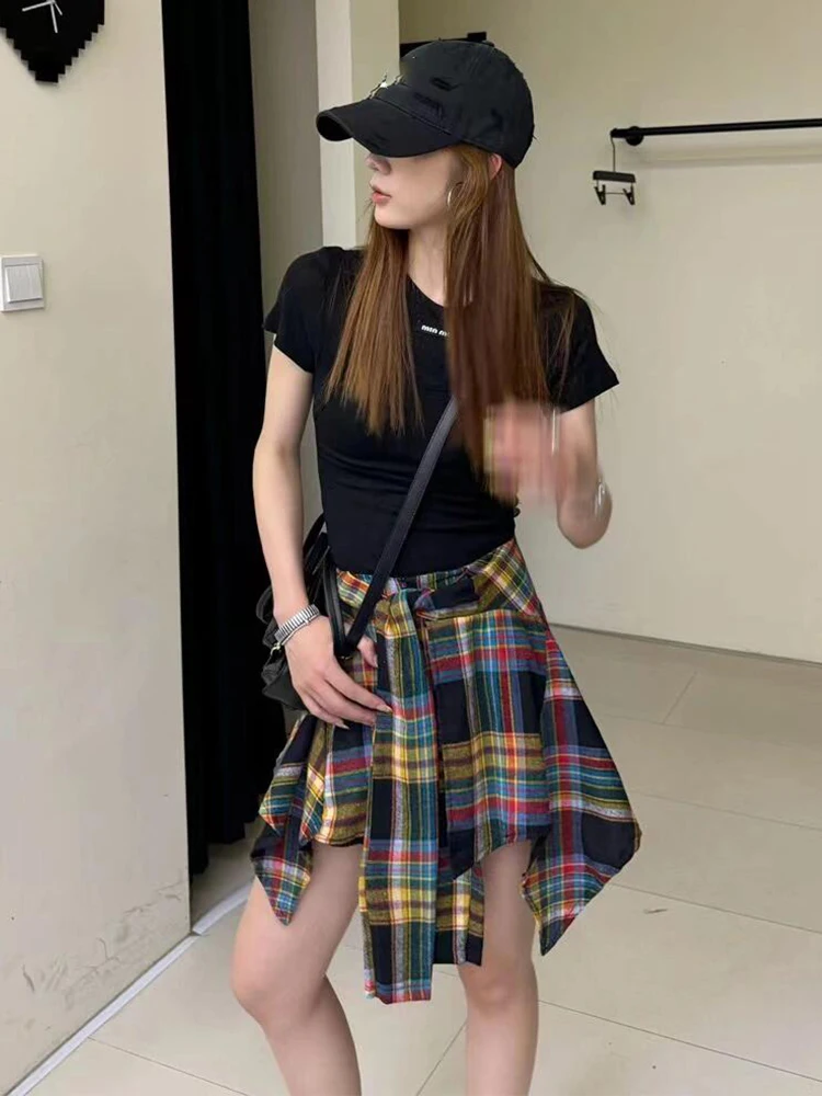 กระโปรงสั้นลายสก็อตสไตล์สตรีทลำลองสำหรับผู้หญิง กางเกงลำลองฤดูร้อน เสื้อคลุมกันแสง ดีไซน์ไม่สมมาตร