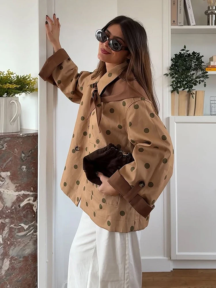 Chaqueta de moda con lunares y pañuelo triangular para mujer, abrigo informal con solapa y botonadura sencilla, estilo holgado, primavera 2026, ropa de calle elegante.