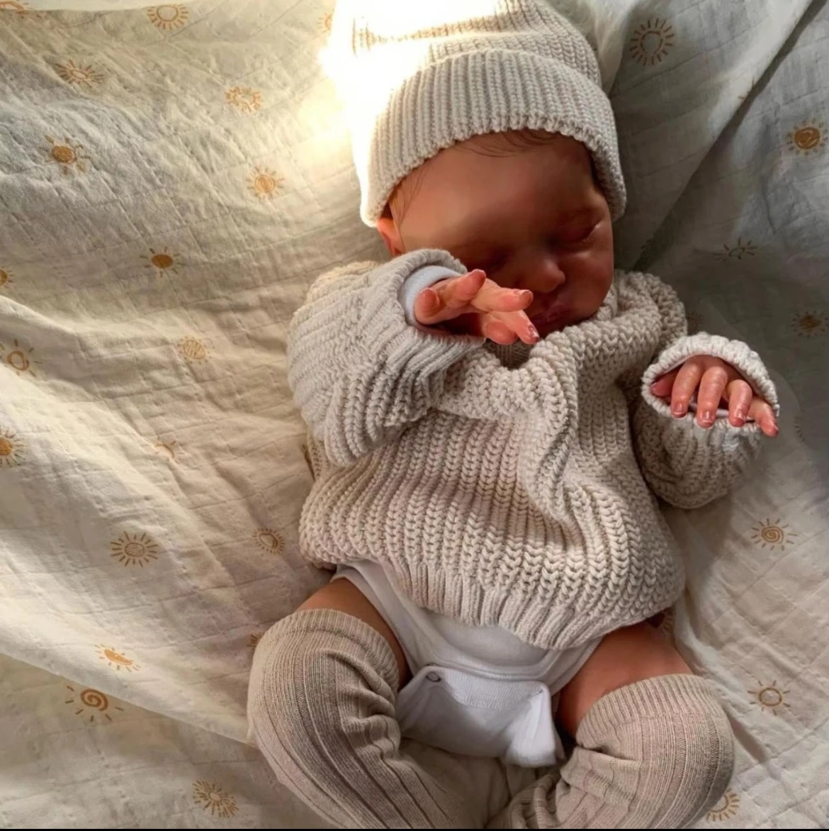 Laura Reborn Baby de 19" - Suéter de punto gris, cara durmiente ultra realista y traje cosido a mano - Regalo de recuerdo de vinilo suave de seda