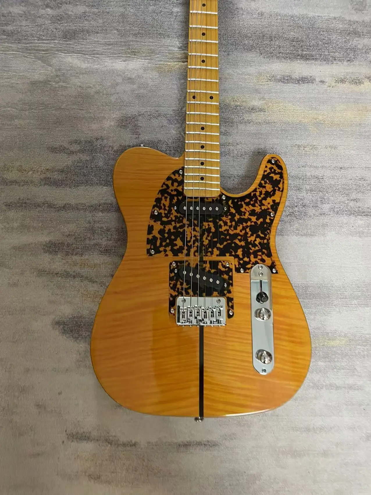 Electric Guitar 6-Chord TL Cat Head Electric Guitar, with a natural wood color tiger pattern veneer on the guitar body, real pho