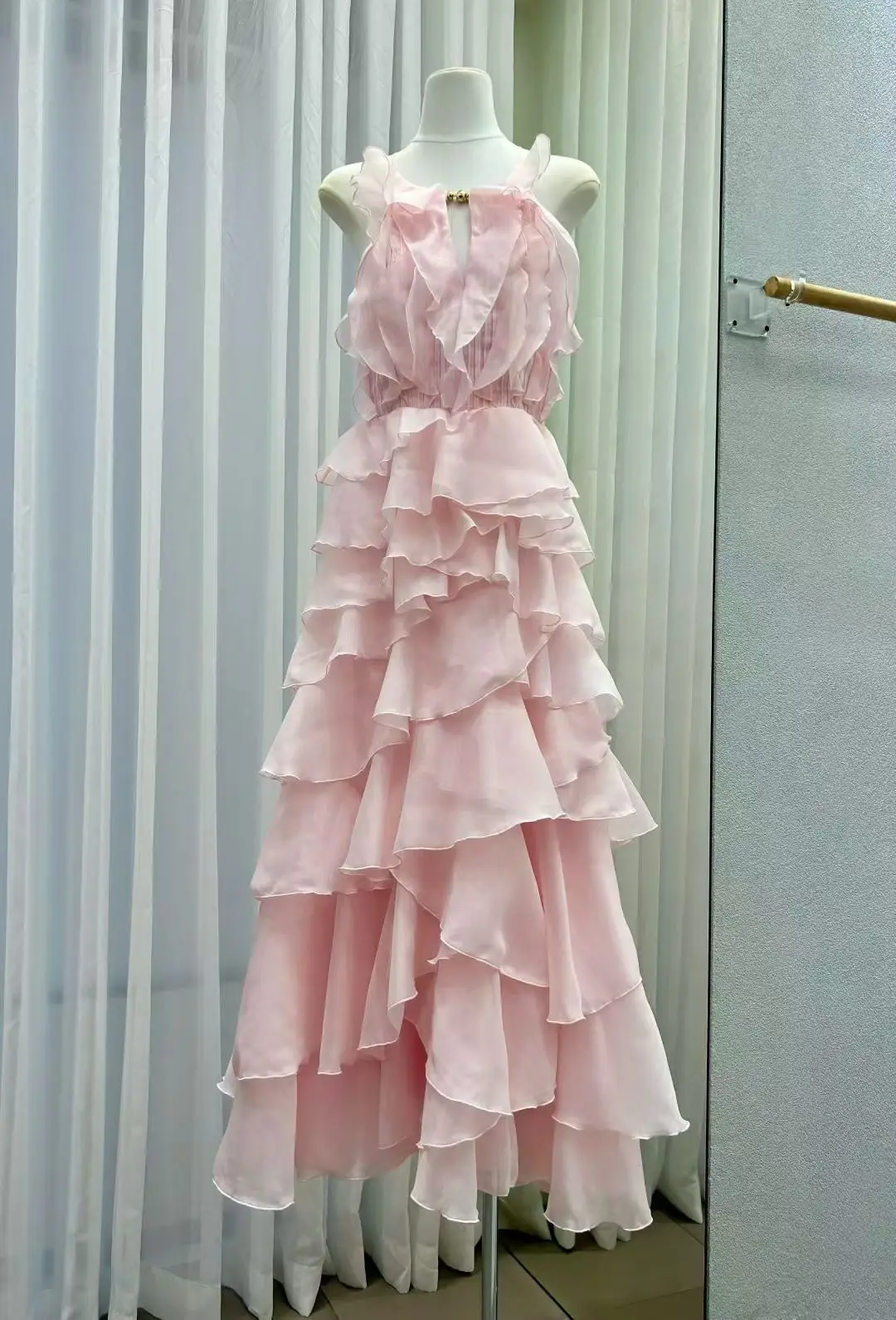 Vestido largo de pasarela de alta calidad para mujer con cuello en V y escote central recortado con volantes enmarcados