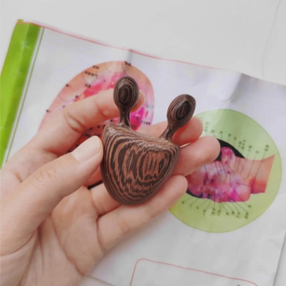 Peine de caracol pequeño para masaje de ojos y nariz, herramienta de masaje Facial Gua Sha, raspador con mango de madera, peine masajeador de sándalo para circulación sanguínea