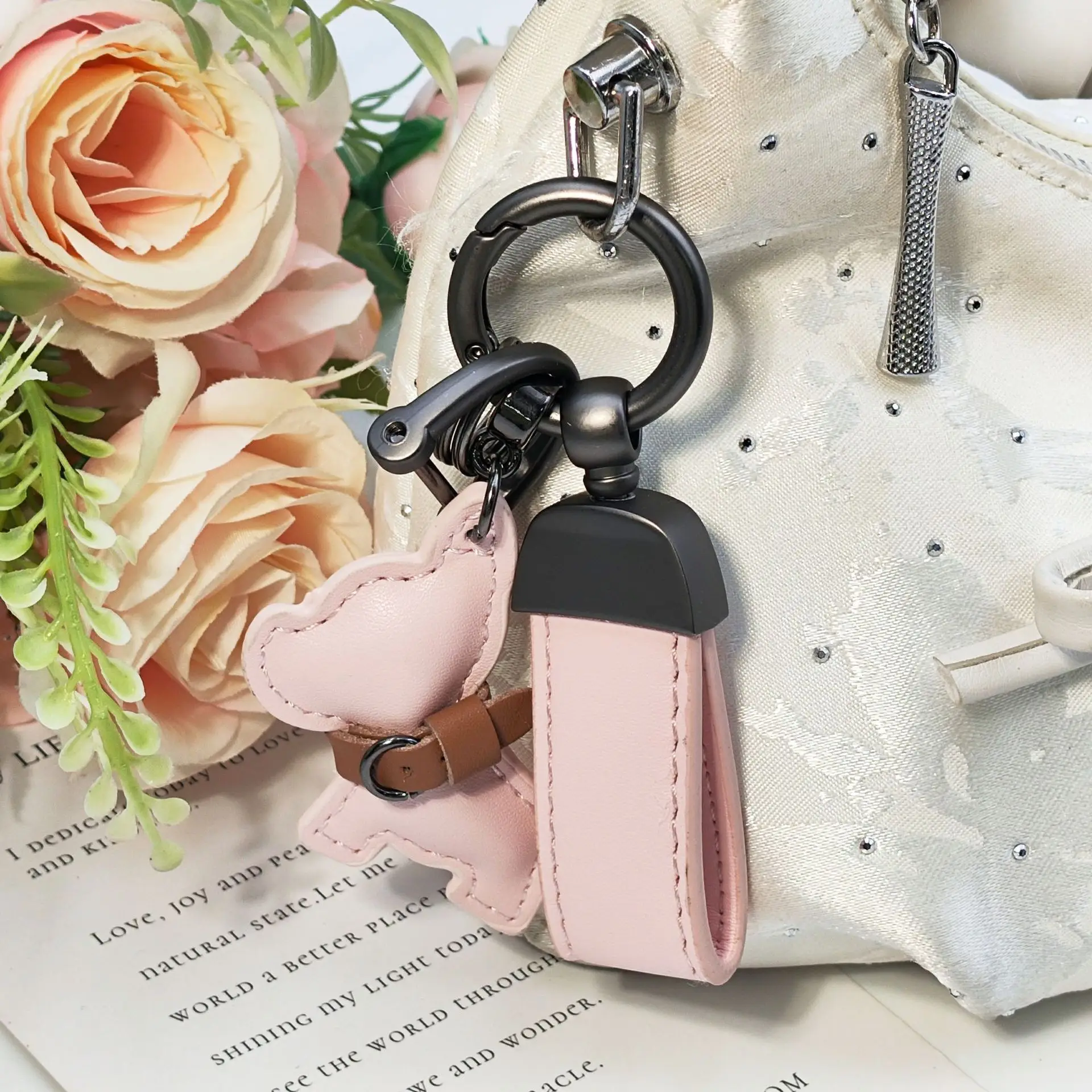Trendiger Leder-Schlüsselanhänger mit Französischer Bulldogge, Handgefertigter Original-Auto- und Taschenanhänger, Niedlicher Cartoon-Schlüsselring, Anhänger-Accessoire, Geschenk – Detail 7