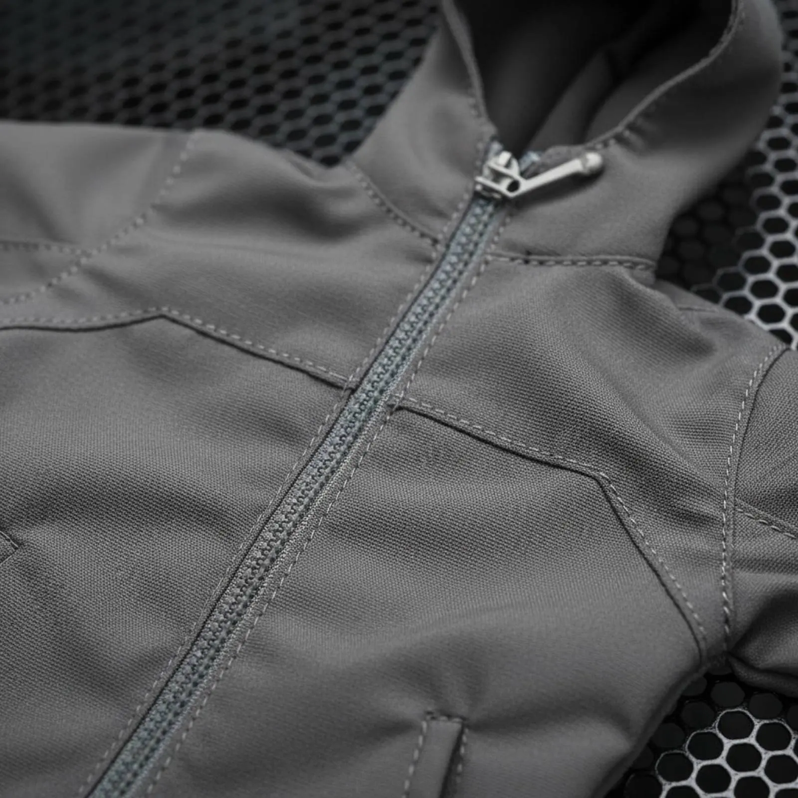 

1:6 Scale Hooded Jacket Fashionable Design 1:6 Scale Combatant Coat Miniature Windbreaker Drawstring Hem Doll Apparel Soft