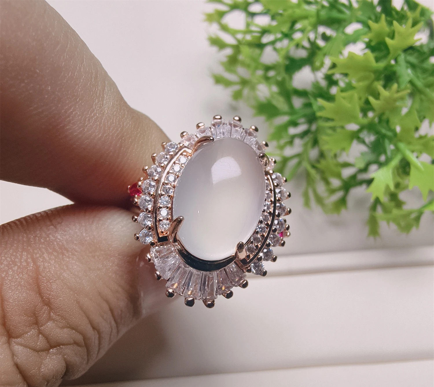 حلقة العقيق ذات سطح البيضاوي قابلة للمقارنة مع حلقة حية مرصعة بالجاديت عالية الجليد