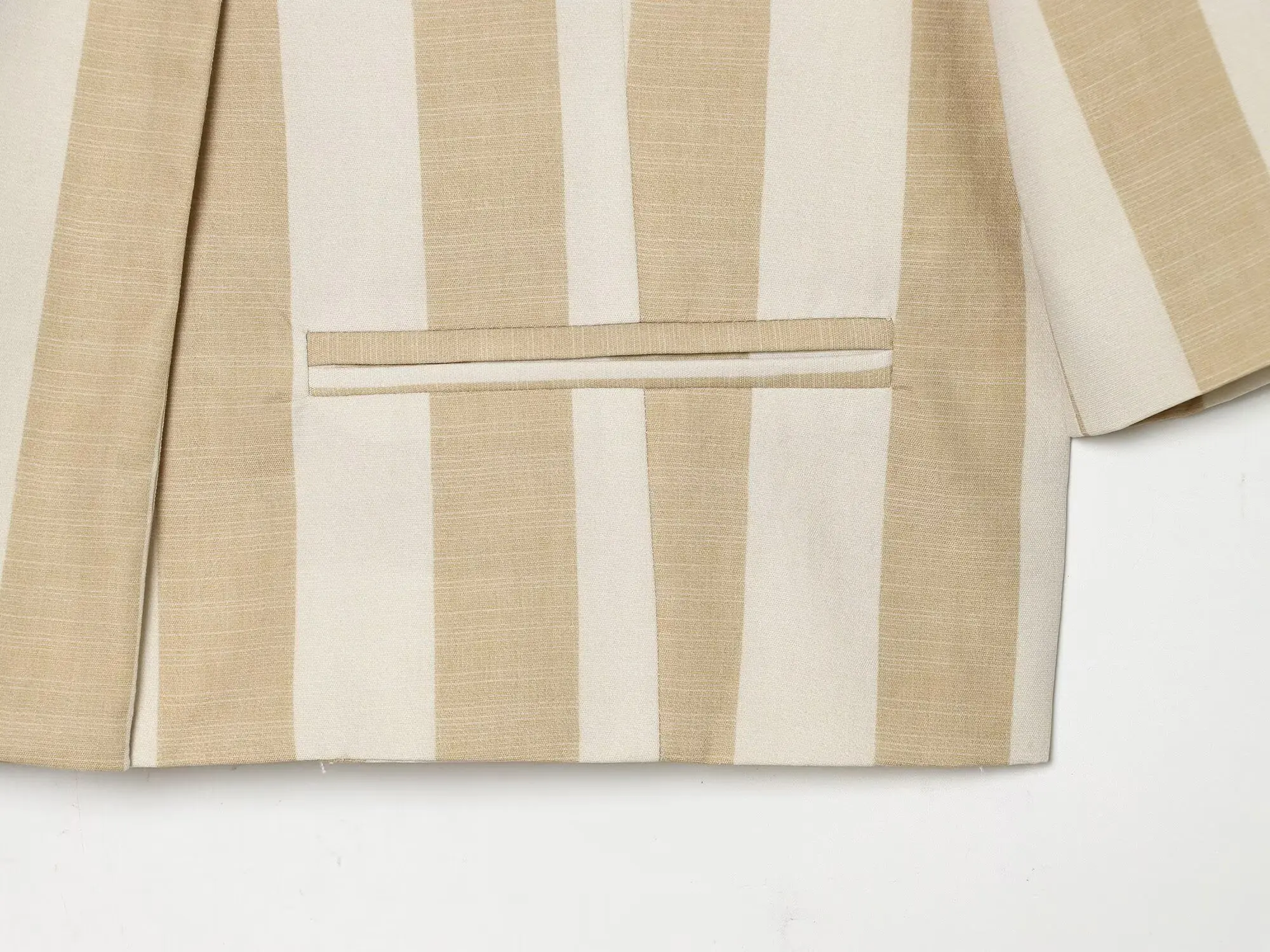 KONDALA Damen Pendler-Schicker Gestreifter Blazer 2026 Sommer Trendiger High-Street Stehkragen-Blazer Eleganter Lässiger Kurzarm-Blazer – Detail 11