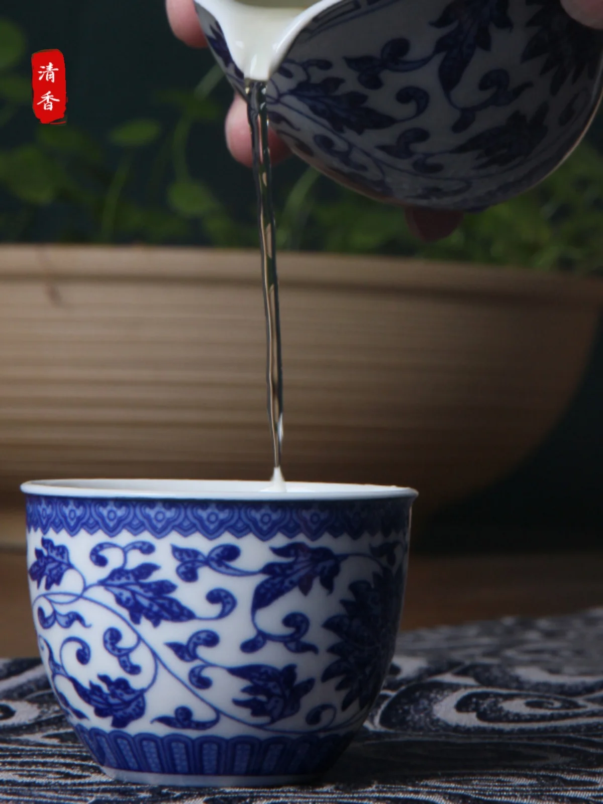 

Jingdezhen Yongle under-glaze Blue And White Guest Cup Sample Tea Cup Imitation Antique Ceramic Tea Cup Small Cylinder Cup