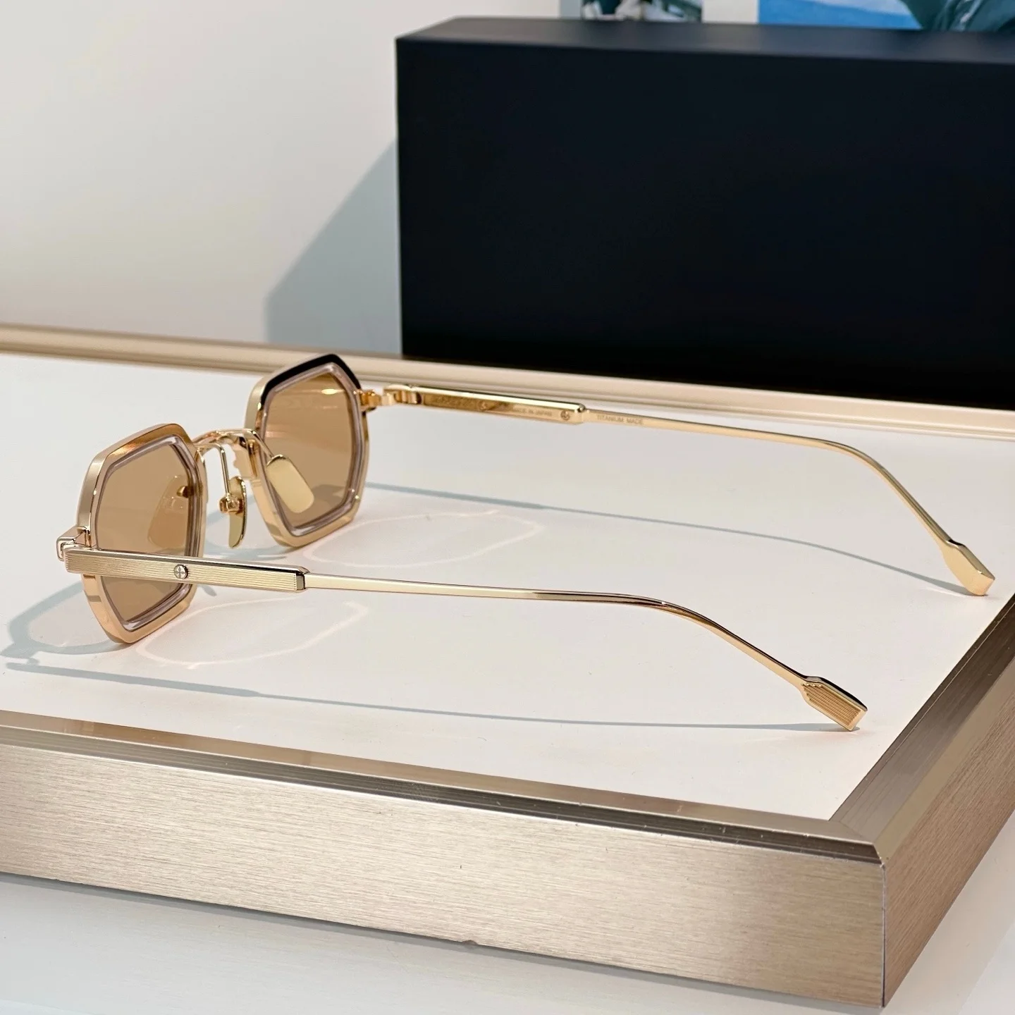HADAR-T Man Woman Sunglasses Premium Metal Octagonal Frame UV Protection High-End Daily Fashion Sun Glasses Shades