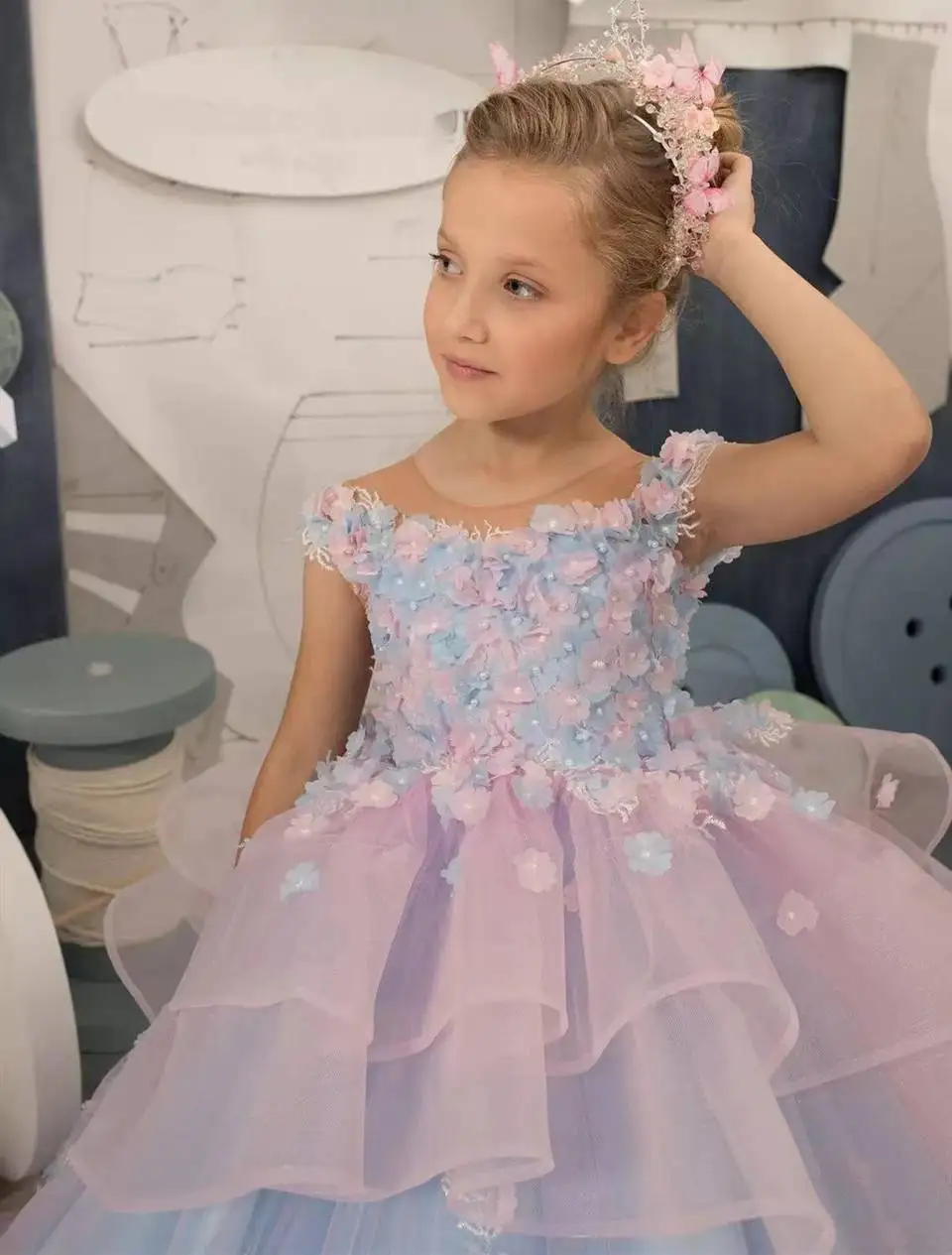 Maßgeschneiderte 2026 Prinzessinnen-Kleider mit O-Ausschnitt für Blumenmädchen Applikationen 3D-Blumen Ballkleid Geburtstagskleider Erstkommunionskleid – Detail 3