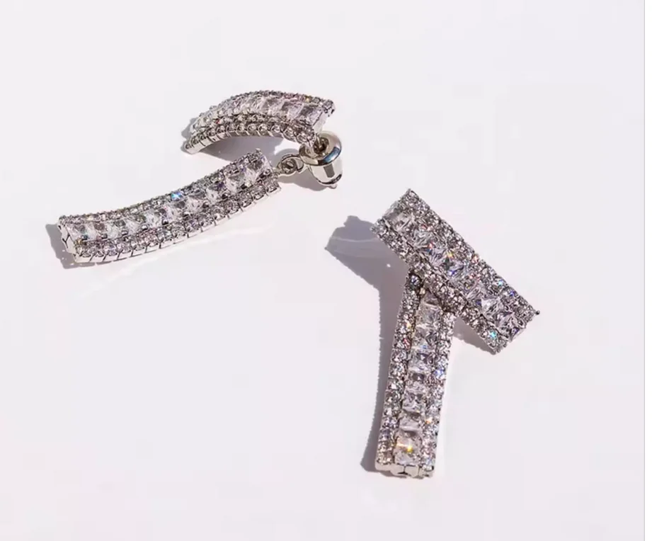 حلق هندسي ماسي فريد وبسيط وعالي الجودة من الزركونيا المكعبة يمكن ارتداؤه بطريقتين.