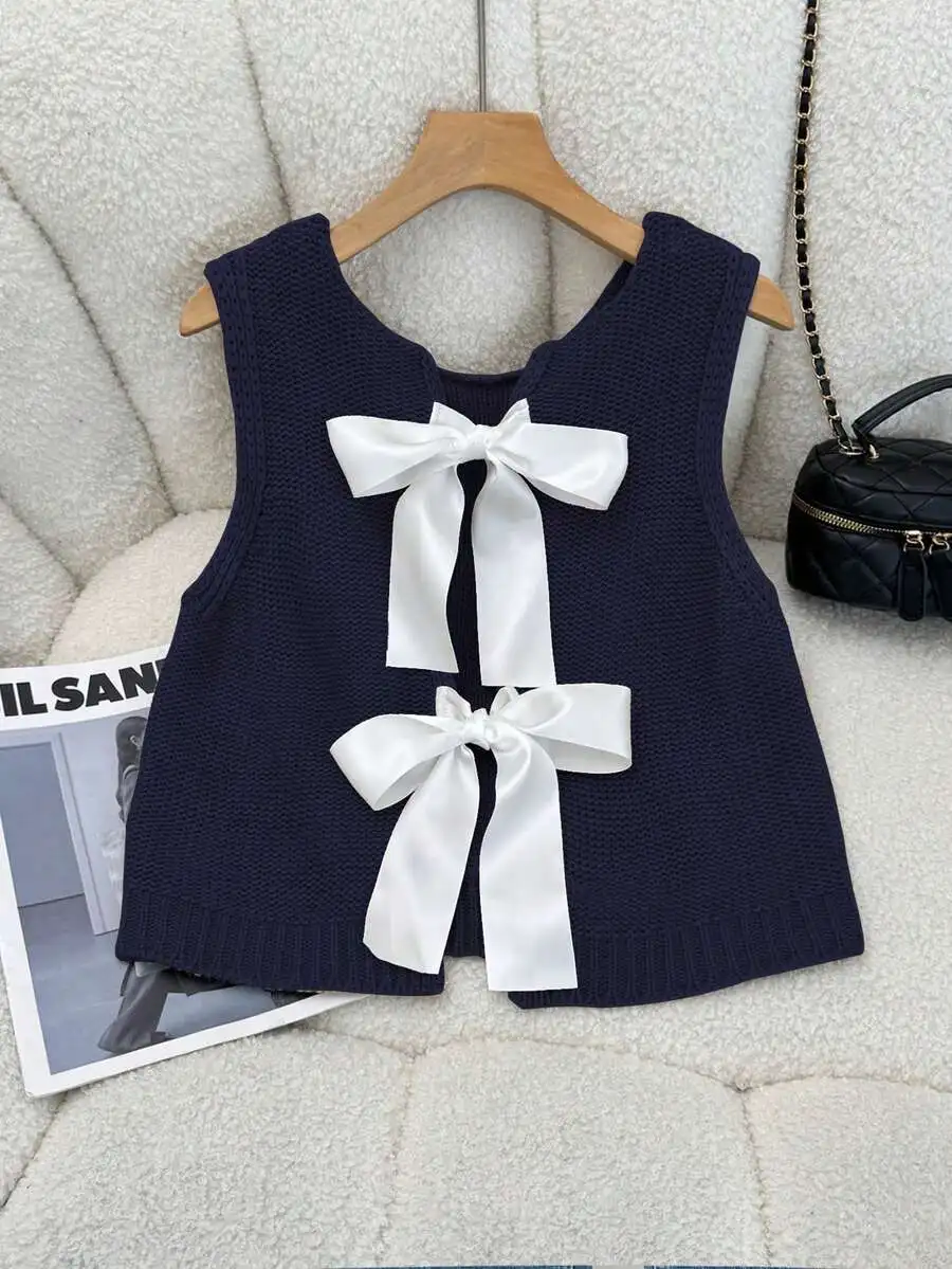 

Вязаный жилет без рукавов темно-синего цвета с двумя белыми атласными бантами для повседневной носки