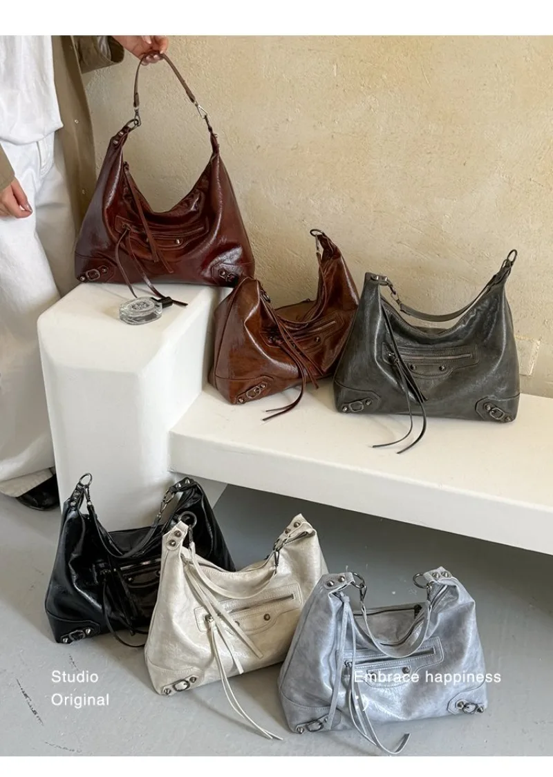 CEEKAY Damen Hobo-Tasche, Schwarz, Glänzendes PU-Leder, Große Schulterhandtasche mit Reißverschluss-Detail, für den täglichen Arbeitsweg, Casual, Minimalistisch – Detail 5