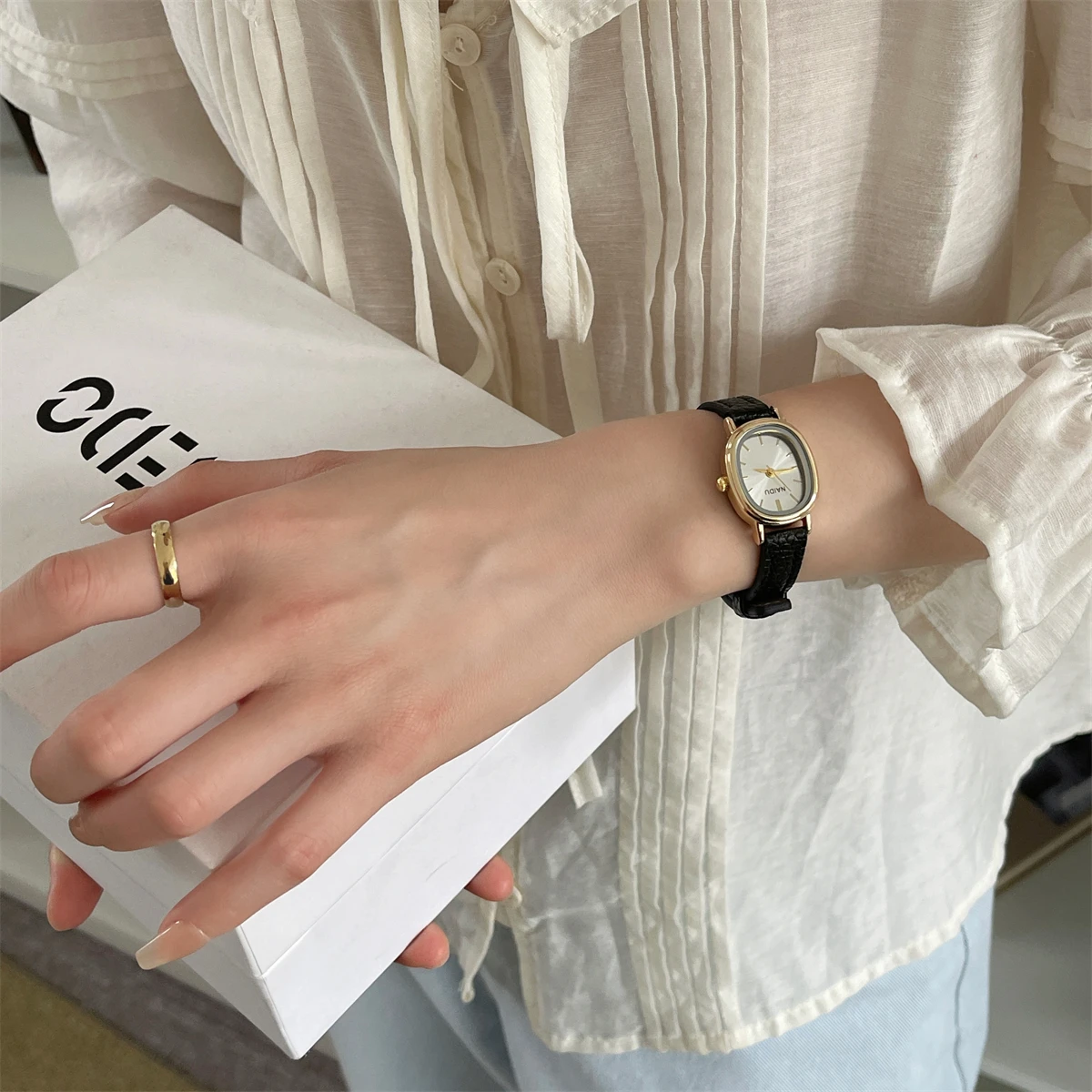 French retro high-value high school student luxury durable simple French oval watch for women New ladies watch original gift