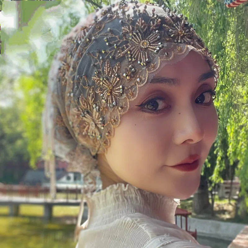 Moslim hijab muts met kant en kwastjes - usage example
