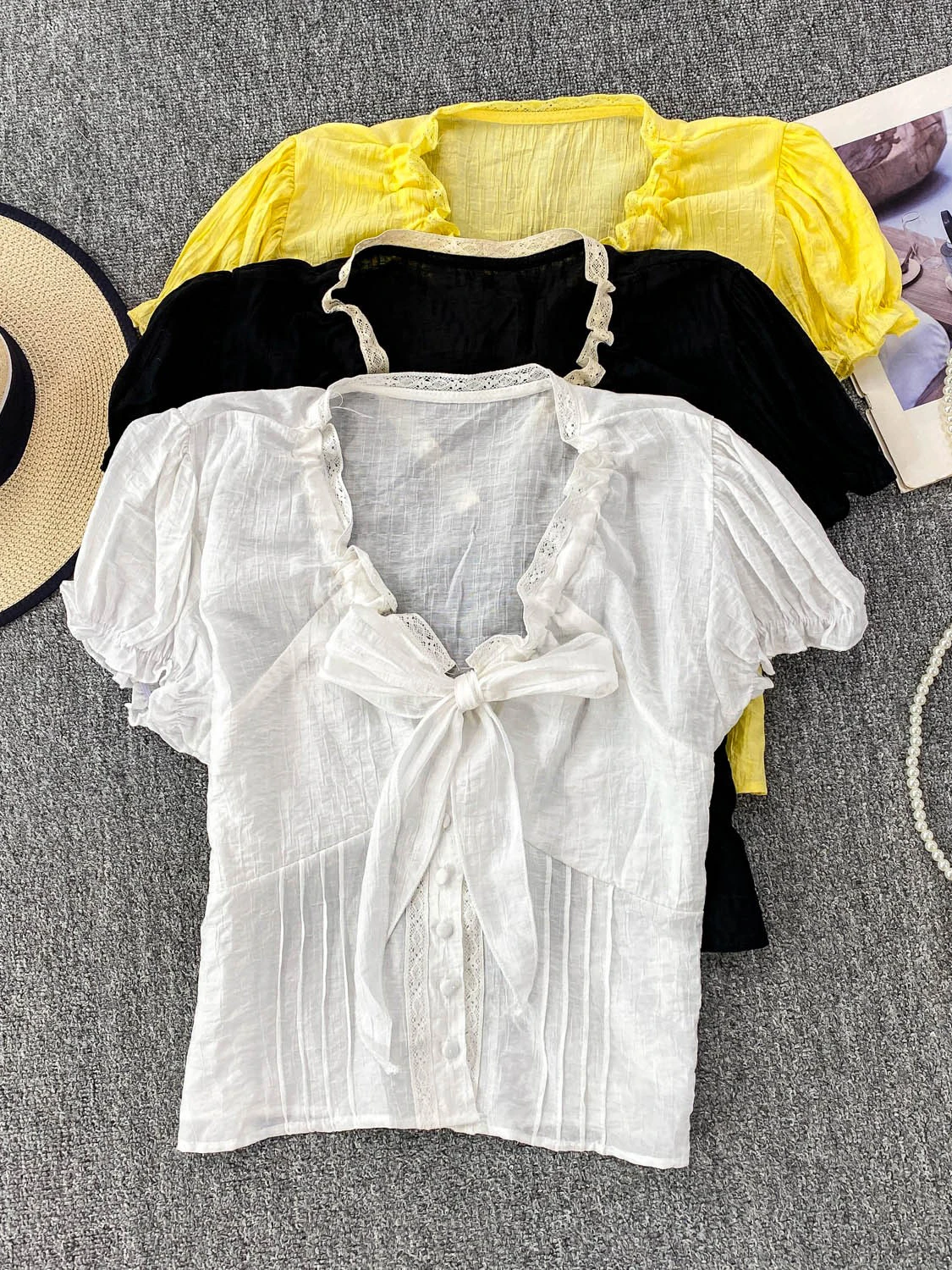 2025년 여름 섹시 레이스 트림 브이넥 셔츠 소녀 순수한 매력 얇은 흰색 탑 한국 스타일 루즈핏 반팔 통기성 피부 친화적