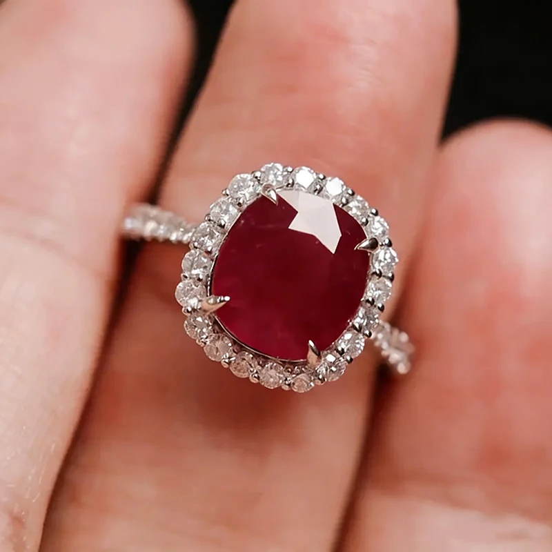 Huitan Damenring, silberfarben, dünnes Accessoire für Party, Alltag, Mode, eingelegt mit leuchtend rotem CZ, vielseitiger, zurückhaltender Hochzeitsschmuck