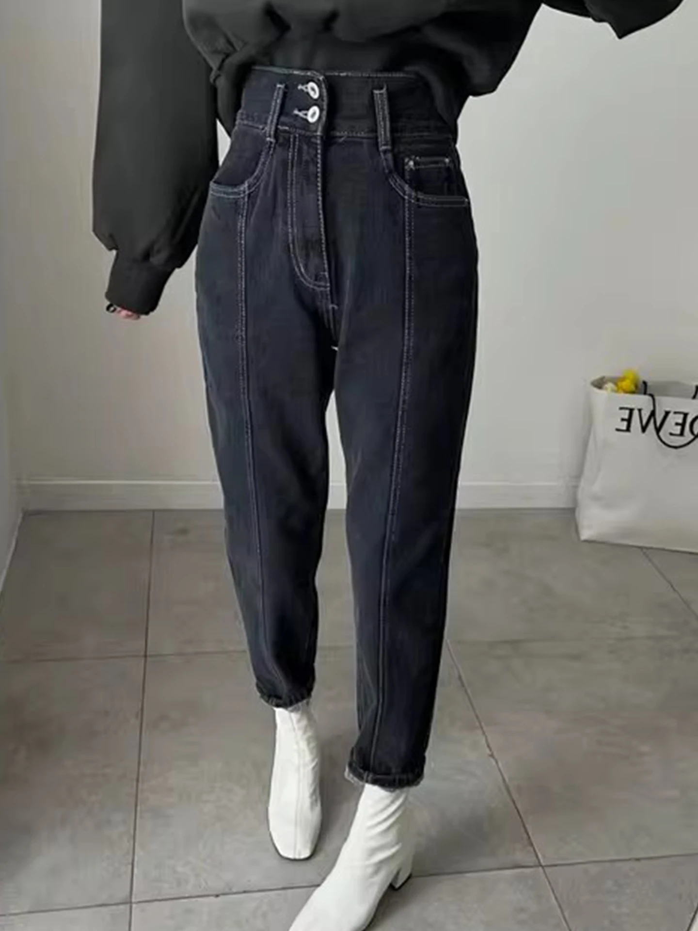 

Ретро джинсы с эффектом потертости, на двух пуговицах, с карманами, с высокой талией, свободного кроя, весенние, новые, женские, прямые, из полиэфирного волокна